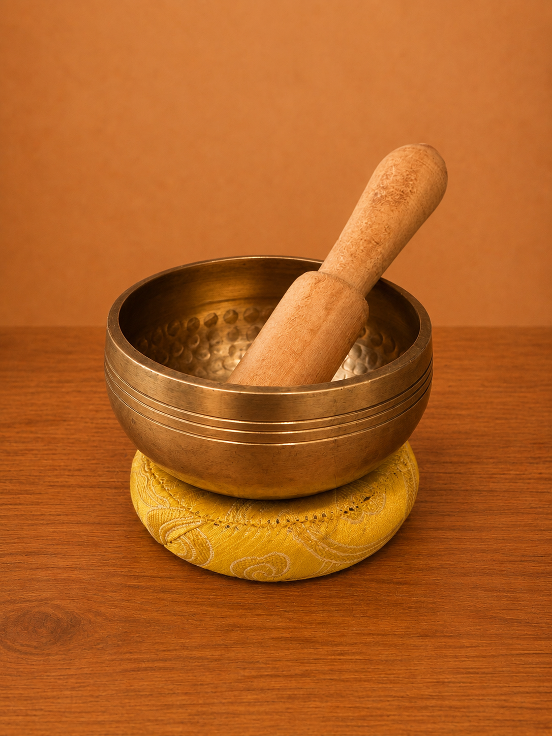 Campana Tibetana Artigianale Martellata con Batacchio e Cuscino Giallo 8 cm